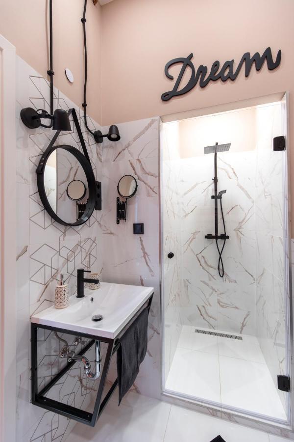 E13 Extravagant Studio Apartment *