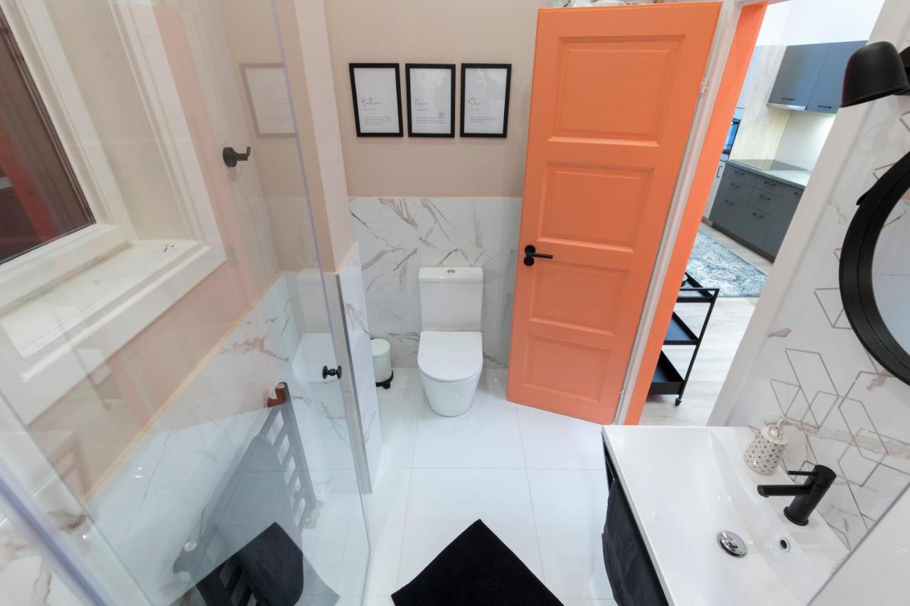 E13 Extravagant Studio Apartment