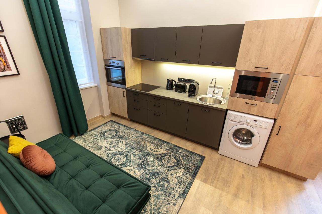 E13 Extravagant Studio Apartment *